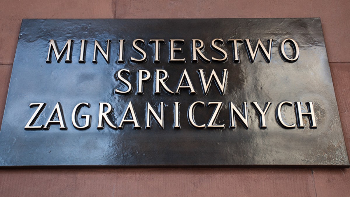 Irlandzkie służby - we współpracy z polska placówką - prowadzą śledztwo ws. incydentu w rezydencji polskiego ambasadora w Dublinie - poinformowało dziś Ministerstwo Spraw Zagranicznych. Irlandzkie media podały, że nieznany sprawca rzucił podpalonym przedmiotem w okno rezydencji.