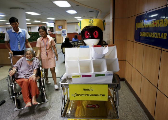 AGV (ang. Automated Guided Vehicle) to mobilny robot, służący do transportu różnych rzeczy po wyznaczonej trasie. Za procą robotów AGV transport ładunku, w tym przypadku dokumentacji medycznej pacjentów, realizowany jest w sposób autonomiczny do wybranego punktu.
