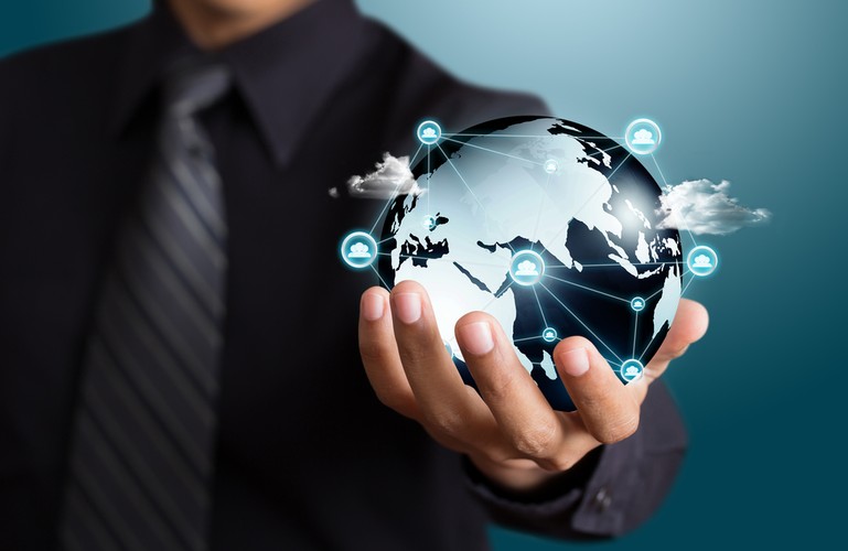 Serwis TheGlobe.com został założony przez 20-letnich studentów z Cornell University. Umożliwiał on użytkownikom tworzenie i publikowanie swoich autorskich stron internetowych. Z tego powodu określany jest dziś mianem prekursora Facebooka. Giełdowy debiut firmy miał miejsce 13 października 1998 roku. W ciągu pierwszych kilkunastu godzin od wartość akcji TheGlobe.com wzrosła z 9 do 97 dolarów. Dzięki temu twórcom serwisu udało się zebrać z rynku rekordowe 27,9 mln dolarów. Niestety dobra passa nie trwała zbyt długo. Do 2001 roku wartość akcji „Facebooka XX wieku” spadła z rekordowych 97 dolarów do zaledwie 10 centów.