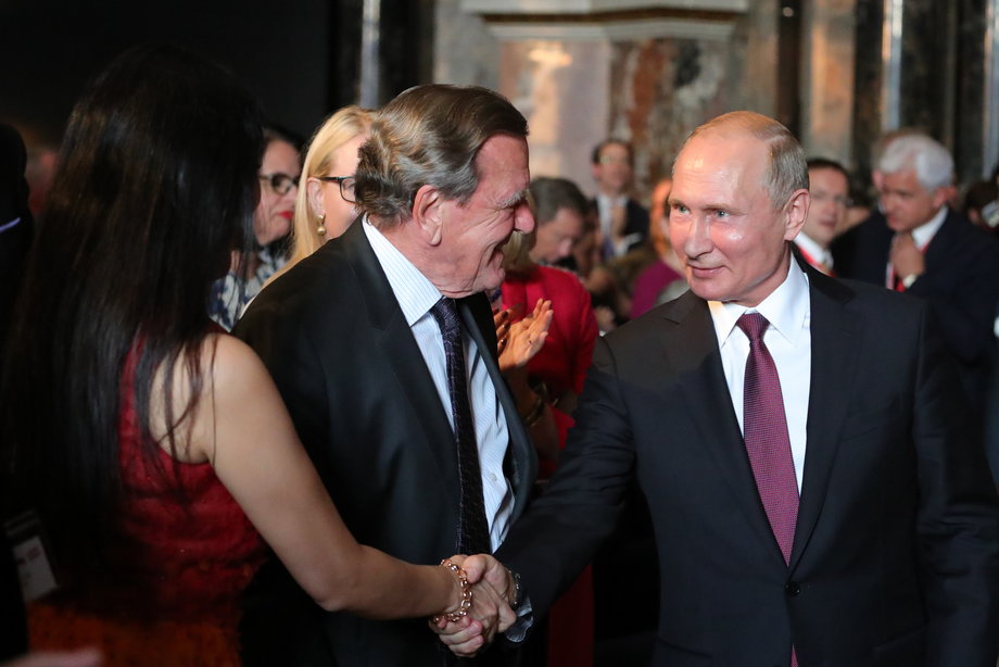 Były kanclerz Gerhard Schröder i Władimir Putin w 2018 r.