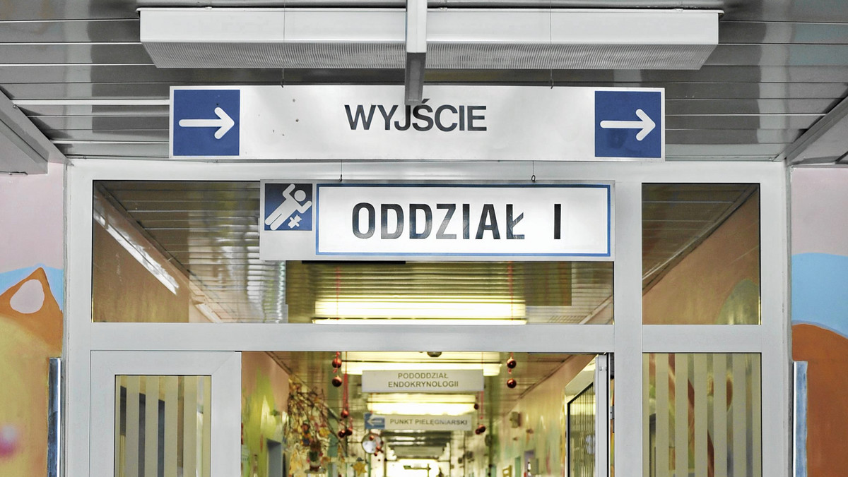 Dwadzieścia osób zgłosiło się w ostatnich dniach do szpitala miejskiego w Chorzowie z objawami zatrucia pokarmowego. U trzech osób wykryto już zakażenie bakterią wywołującą błoniaste zapalenie jelit. W mieście wdrożono procedury stosowane na wypadek zakażenia.