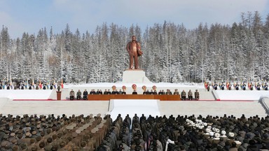 Kłaniają się posągowi dyktatora. Dotknięta głodem Korea świętuje rocznicę urodzin ojca Kim Dzong Una