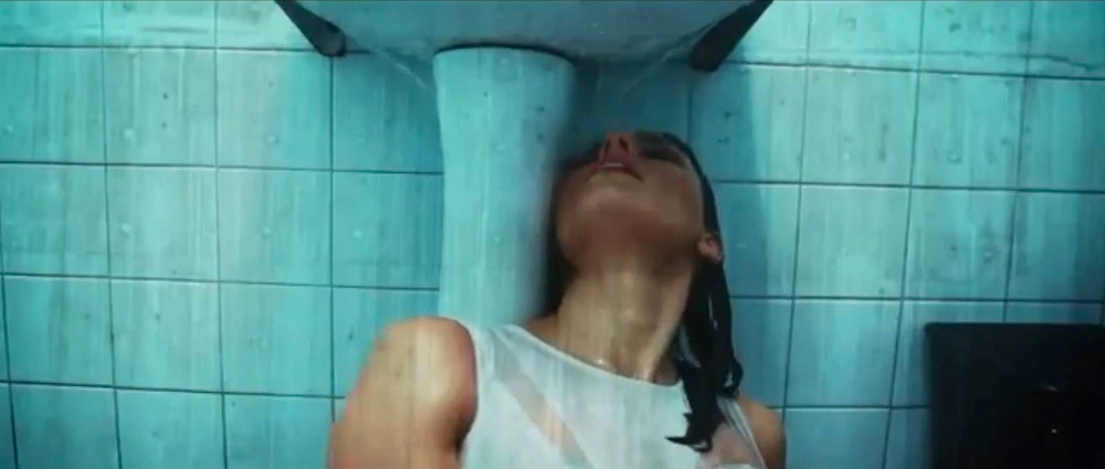 Natasza Urbańska w teledysku 'Rolowanie'