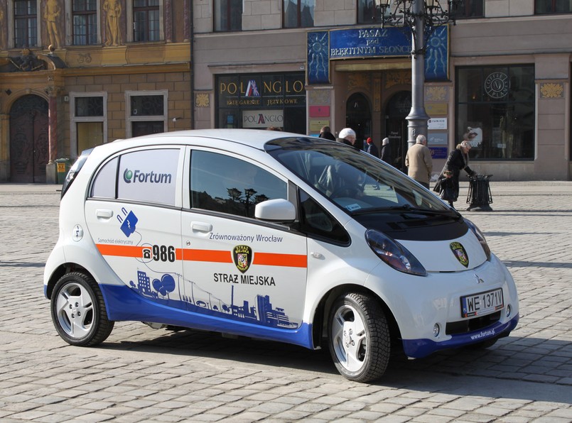 Uwaga! Oto nowy, japoński radiowóz straży miejskiej!