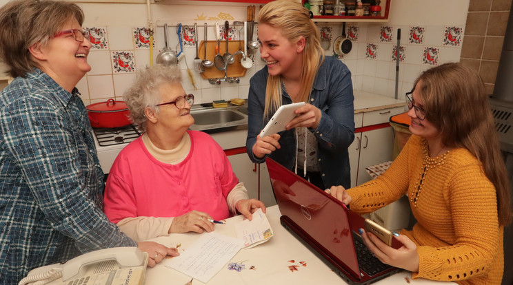 A Mezősi családban más
eszközzel kommunikál
a nagymama, Teréz (75),
az anyuka, Teréz (54) és a gyerekek, Eszter (30) és Aranka (23) /Fo­tó: Grnák László