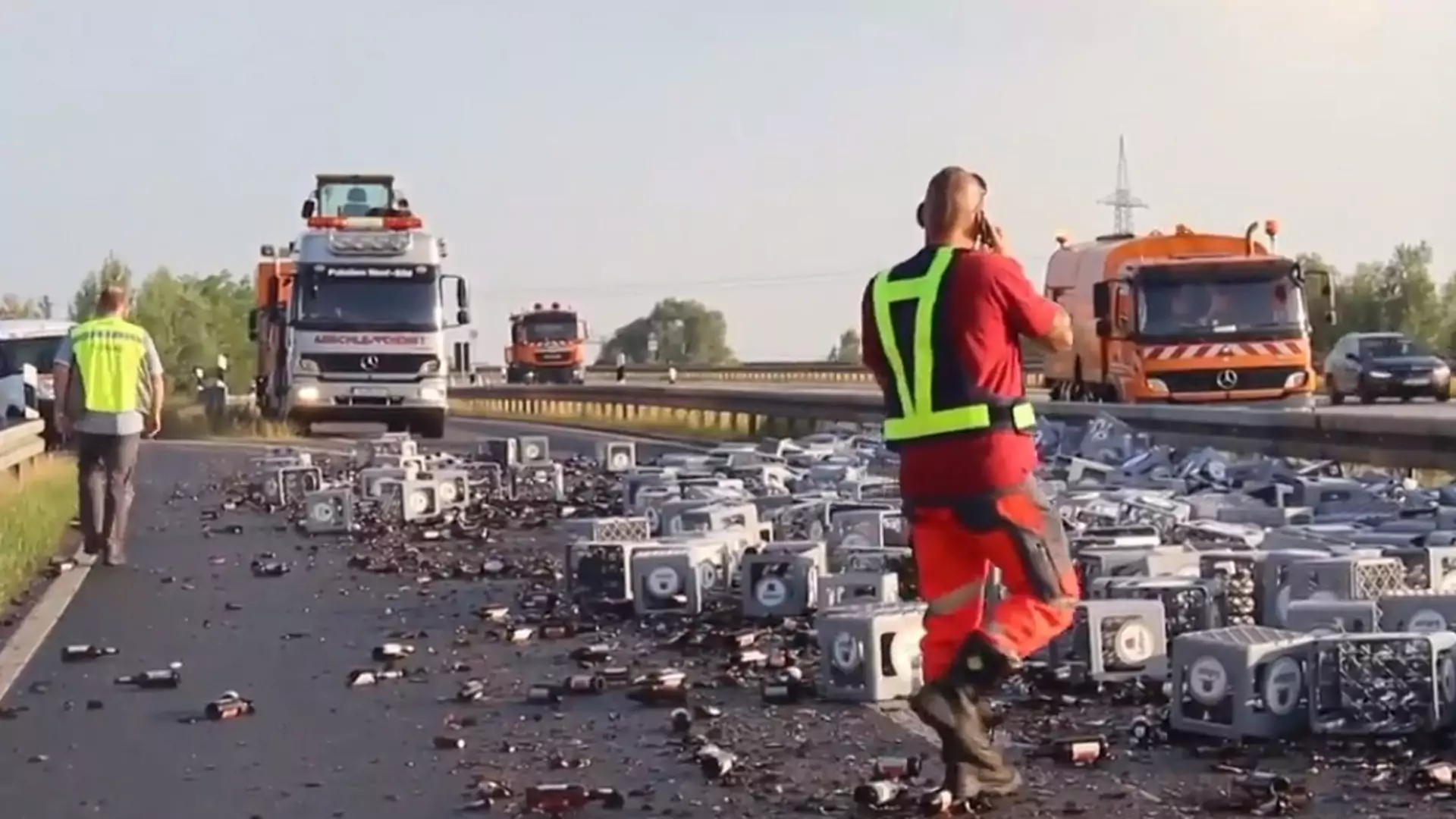 350 krat piwa rozbiło się na autostradzie. Wypadek czy reklama przed mundialem?