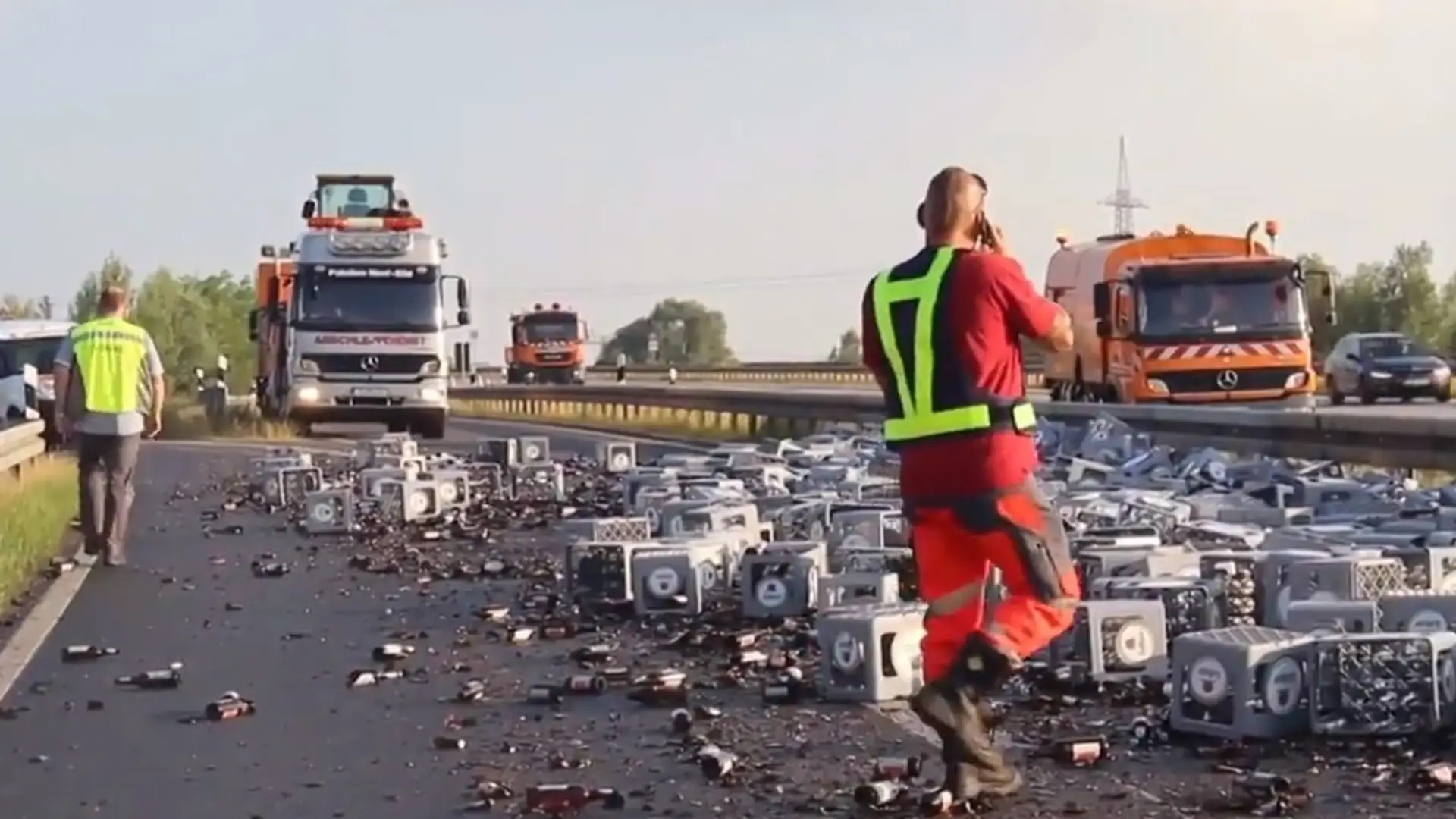 350 krat piwa rozbiło się na autostradzie. Wypadek czy reklama przed mundialem?