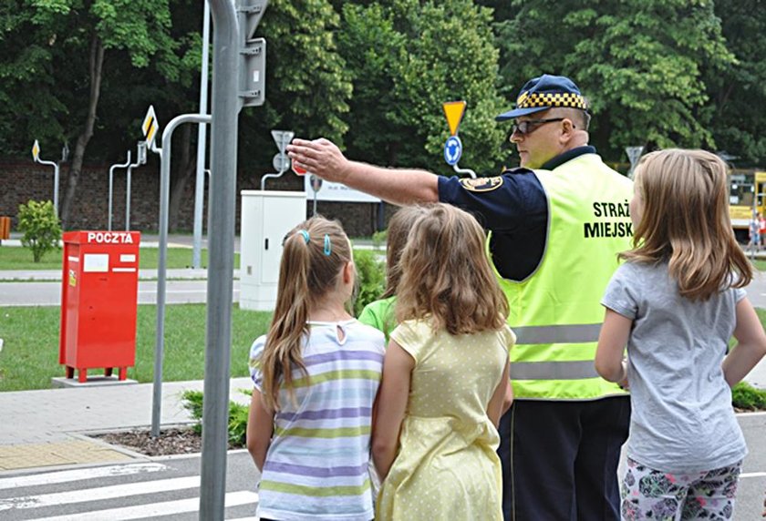 Strażnicy uczą najmłodszych bezpiecznej jazdy na rowerze