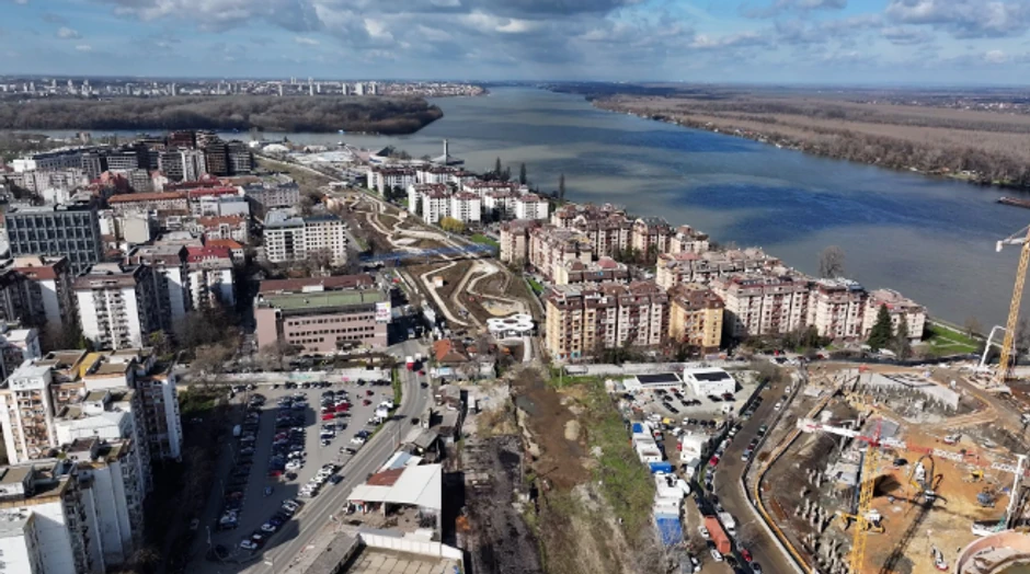 Prema projektu imaće pešačke i biciklističke staze, platoe za izložbe, festivale, klizanje, dečja igrališta, sportske terene na otvorenom, trim-staze, skejt park, kafiće, restorane