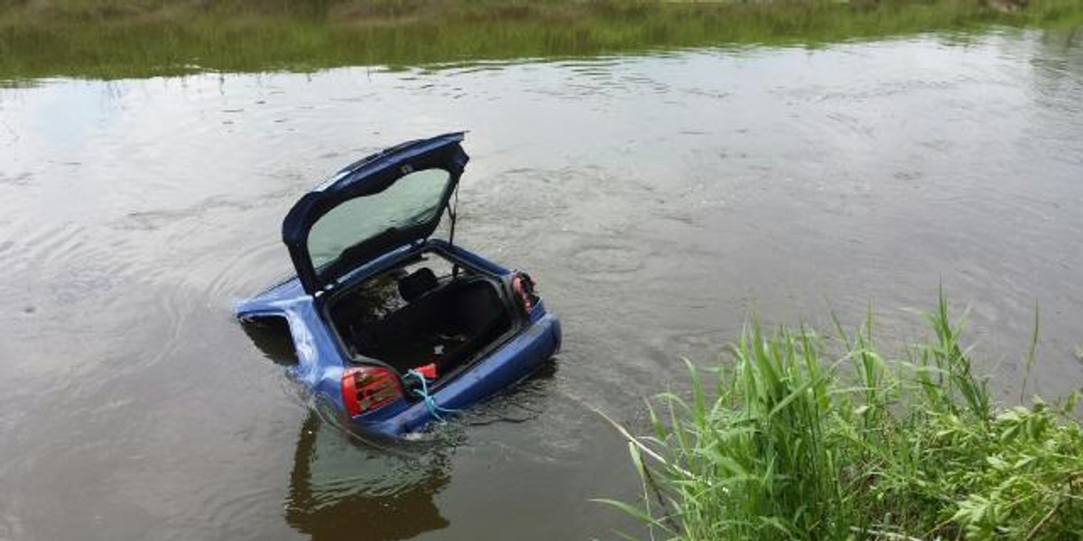 Auto wpadło do rzeki. Jechał nim ojciec z dziećmi!