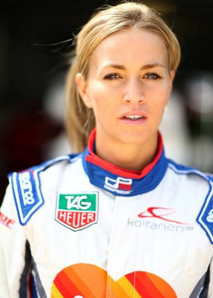 Seksowna Carmen Jorda nowym kierowcą F1 marki Lotus! Galeria