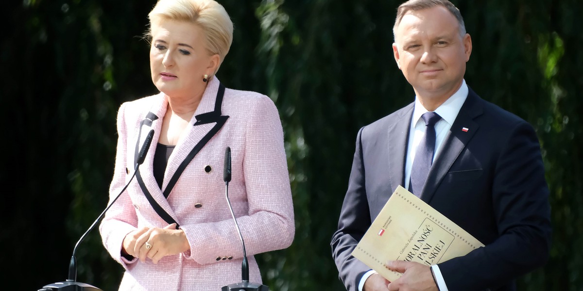 Andrzej Duda z żoną Agatą zainaugurowali Narodowe Czytanie w Ogrodzie Saskim w Warszawie