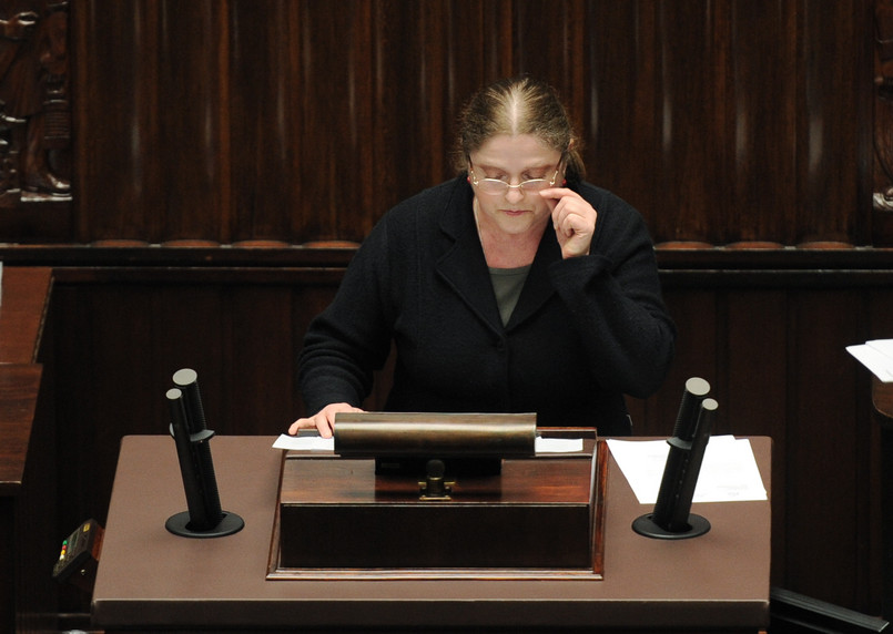 Krystyna Pawłowicz urodziła się 14 kwietnia 1952 roku w Wojcieszowie na Dolnym Śląsku. Obecnie jest posłem i mieszka w Warszawie. Jest niezamężna i bezdzietna. Z wykształcenia jest prawnikiem i to z niemałym dorobkiem naukowym. Studia na Wydziale Prawa i Administracji Uniwersytetu Warszawskiego skończyła w 1976 roku i tam została jako pracownik naukowy. Uzyskała również aplikację sędziowską. W 2005 roku habilitowała się. Jej rozprawa nosiła tytuł: Przedsiębiorca wobec Najwyższej Izby Kontroli. Studium publicznoprawne. Obecnie wykłada w Wyższej Szkole Administracji Publicznej w Ostrołęce.