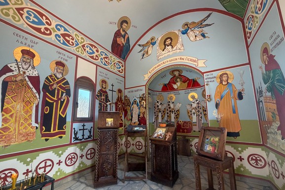 PRELEPA SLIKA IZ SRPSKOG SELA NA NAJRADOSNIJI PRAZNIK Mališani ispred crkve čuvaju stare običaje (FOTO)