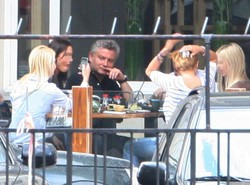 Książkiewicz z dzieckiem, a Latek się bawi