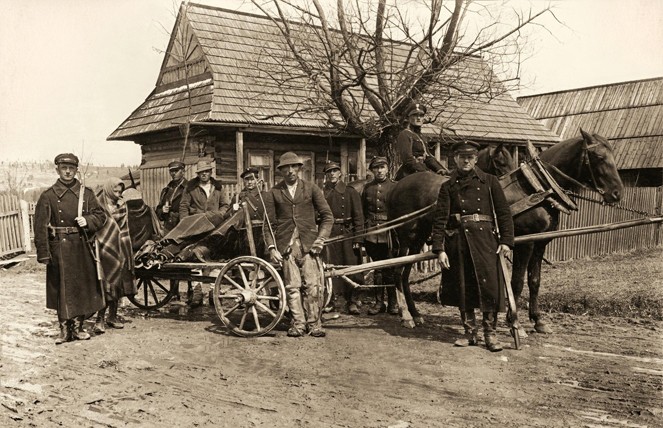Przedwojenne Zakopane: Chochołów, straż graniczna ze schwytanymi przemytnikami / Maciej Pinkwart 'Przedwojenne Tatry, Zakopane i Podhale. Najpiękniejsze fotografie'  Wydawnictwo RM