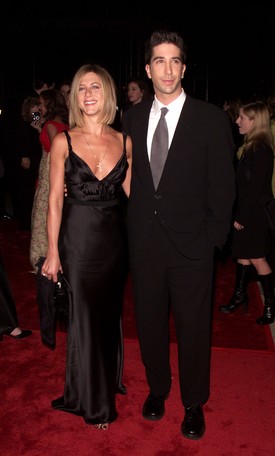 Jennifer Aniston egyenesre szárított bob frizurával jelent meg a 27. People's Choice gálán 1997-ben