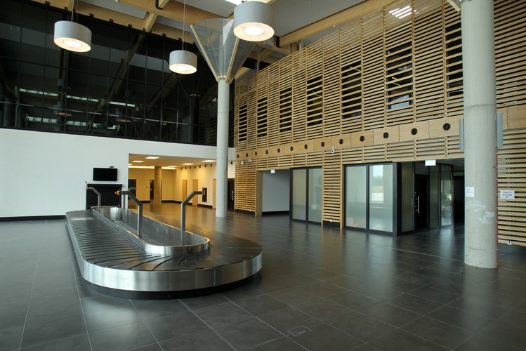 Z lotniska w Szymanach będzie można polecić rejsowymi samolotami m.in. do Oslo, Londynu i Zagłębie Ruhry. Z szacunków wynika, że w pierwszych latach z lotniska korzystać będzie od 100 tys. do 200 tys. pasażerów rocznie <br>Terminal pasażerski <br><br>(tw/ukit) PAP/Tomasz Waszczuk