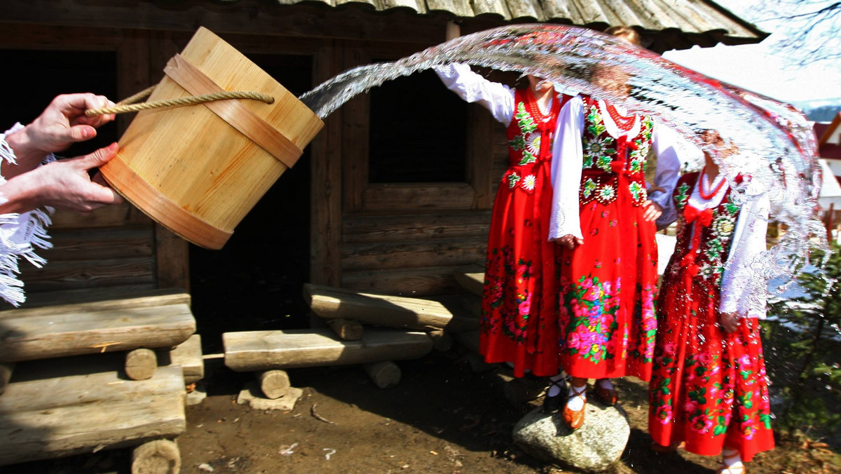 Moczenie młodych, urodziwych dziewcząt w drewnianym korycie zwanym krypą - tak dawniej przebiegał tradycyjny śmigus-dyngus na podlaskich wsiach - przypominają pracownicy Muzeum Rolnictwa w Ciechanowcu.