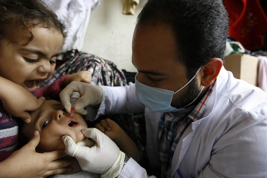 Dete prima vakcinu protiv dečje paralize u izbegličkom kampu u Libanu