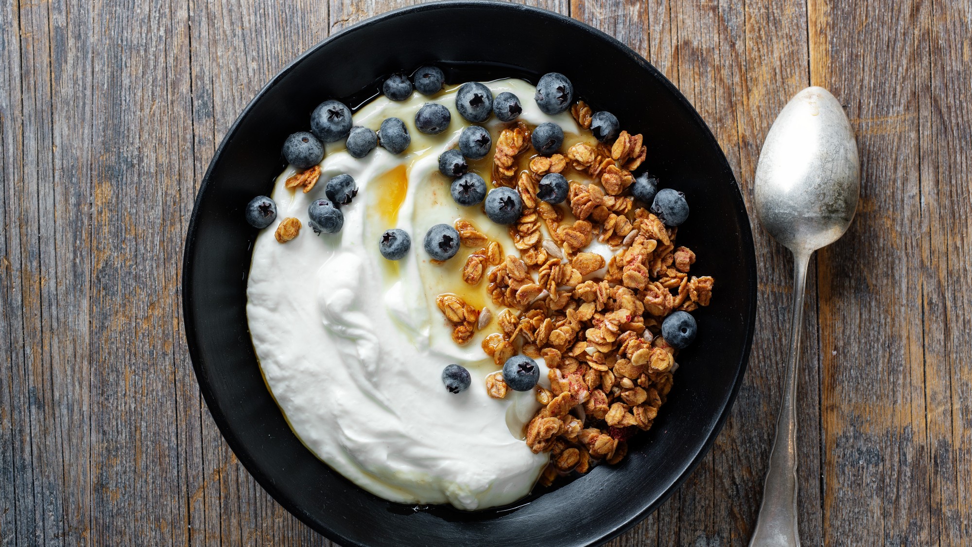 Grécky jogurt je povinnou súčasťou výživných raňajok.