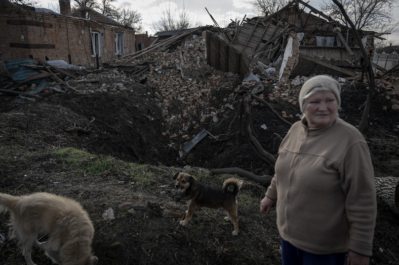 61-letnia Lubow z Ukrainy opiekuje się porzuconymi zwierzętami w Orichowie, 5 grudnia 2023 r.