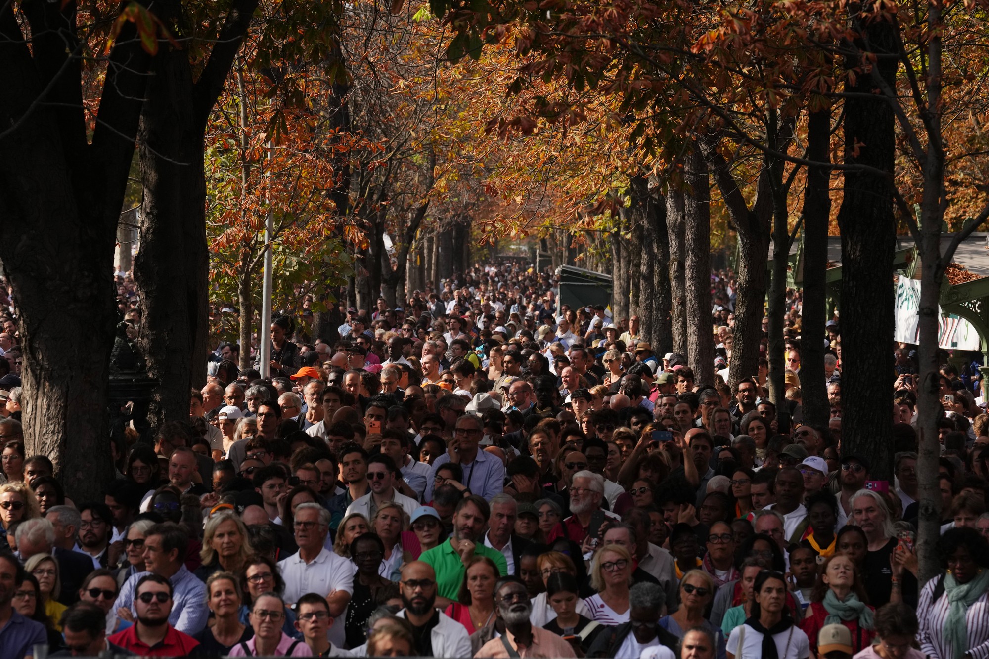Pápež Lev XIV. slúžil veľkolepú omšu priamo na Námestí svornosti v Paríži.