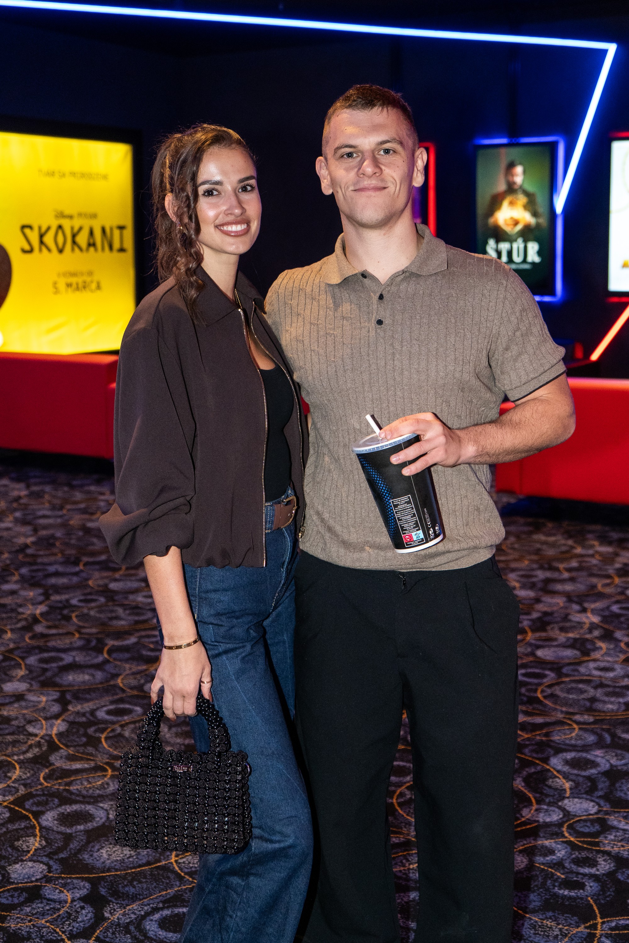 Česká fotografka a content creatorka Deny Štulíková s influencerom Filipom Jovanovičom alias Jovinečkom na premiére šou Mama, ožeň ma!