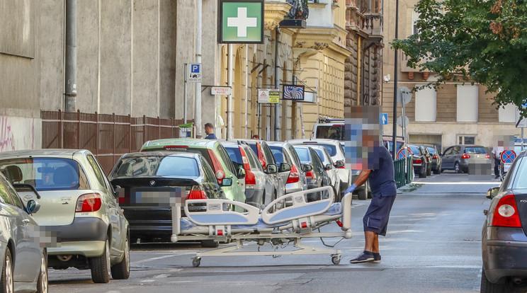 Kórházi ágyakat mozgatnak a Rókus kórháznál / Illusztráció: Northfoto