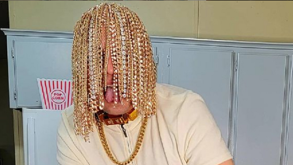 Raper Dan Sur wszczepił sobie złote łańcuchy zamiast włosów. "Jak on śpi?"