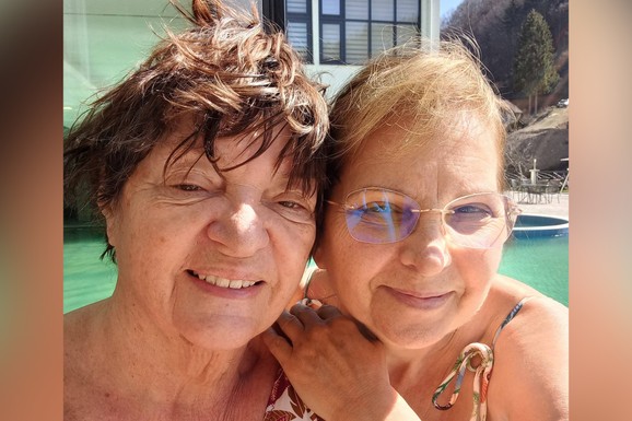 (FOTO) GORICA POPOVIĆ (73) I VILJA KRSTIĆ (70) U KUPAĆIM KOSTIMIMA Ovako uživaju u banji: Kume objavile slike i svi su oduševljeni