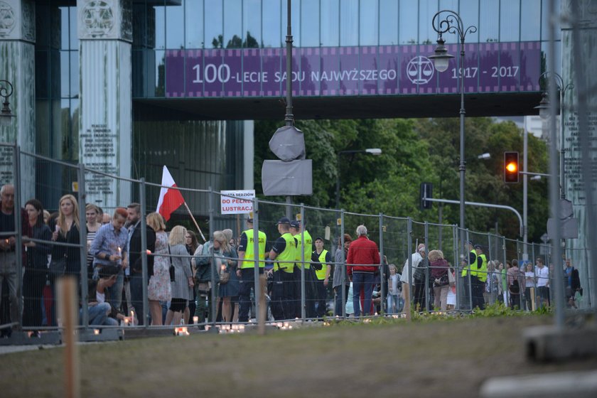 Kolejne protesty w stolicy. "Łańcuch Światła" pod Sądem Najwyższym