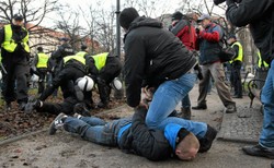 Starcia w Szczecinie. Narodowcy zaatakowali uczestników manifestacji "Solidarność bez granic"