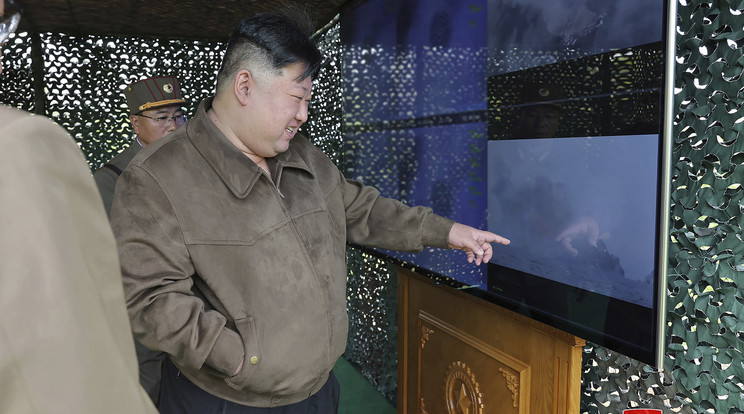 Az észak-koreai kormány által készített fotón Kim Dzsong Un észak-koreai vezető, jobbra, felügyel a gyakorlatot Észak-Koreában egy ismeretlen helyen