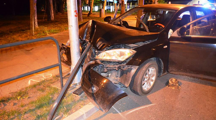 Csúnyán összetörte az autóját az ittas sofőr Debrecenben./ Fotó: Police