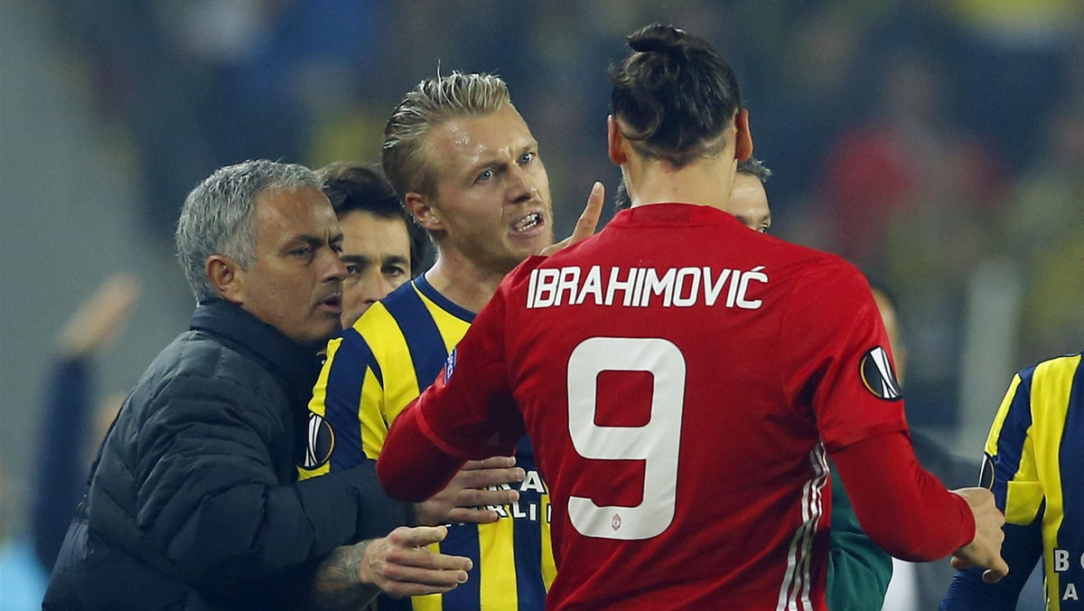 Obrońca Fenerbahce Simon Kjaer w czwartkowym meczu Ligi Europy mocno dał się we znaki napastnikowi Manchesteru United Zlatanowi Ibrahimoviciowi i vice versa. Duńczyk nie miał jednak pretensji do Szweda, po tym jak ten złapał go za gardło.