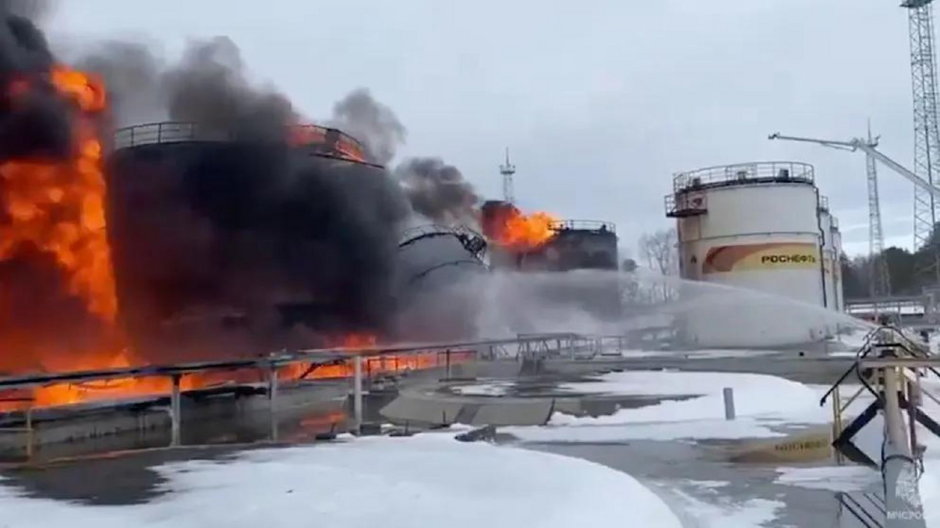 Skład ropy naftowej Rosnieftu w zachodniorosyjskim mieście Klinzy płonie po ataku ukraińskiego drona