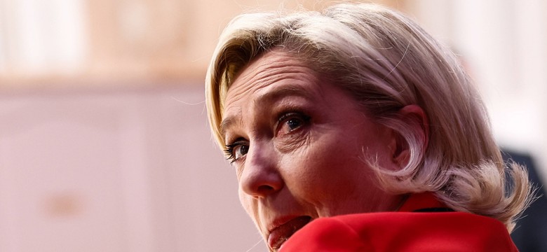 Burza we Francji. Macron oskarżony przez Le Pen o "administracyjny zamach stanu"