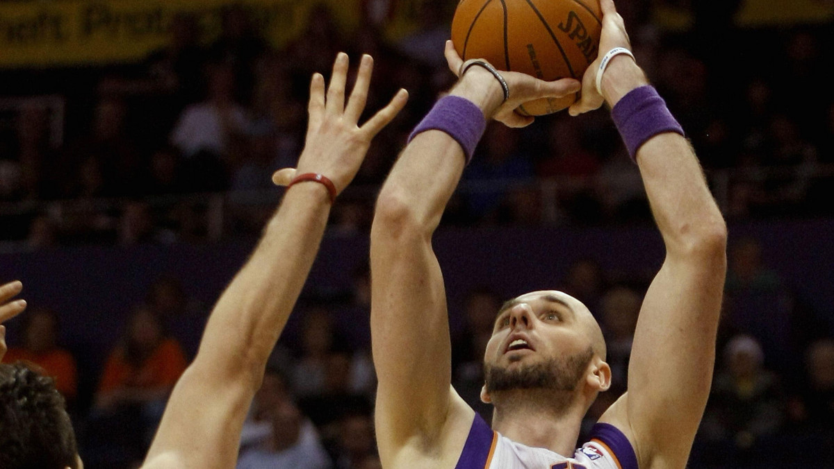 Każda seria ma swój koniec. Co prawda w statystykach Marcina Gortata dziewiąty raz z rzędu widniało double-double (21 punktów, 12 zbiórek), ale Phoenix Suns po czternastu kolejnych zwycięstwach nad Toronto Raptors musieli unzać wyższość rywali z Kanady. Gości do triumfu 99:96 poprowadził Andrea Bargnani, który rzucił 36 punktów.