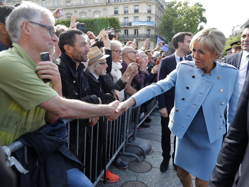 Pierwsza dama Francji postawiła wczoraj na stylowy komplet w modnym kolorze, tzw. baby blue...