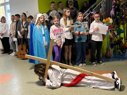 Uczeń "ukrzyżowany" podczas szkolnych rekolekcji. Kurator zabiera głos