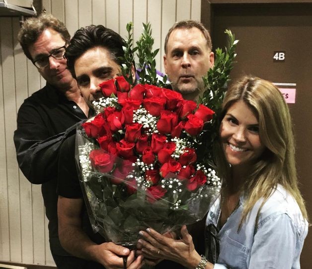 John Stamos, Bob Saget, Dave Coulier, Lori Loughlin na planie "Pełniejszej chaty"