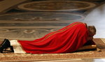 Papież modlił się leżąc przed ołtarzem
