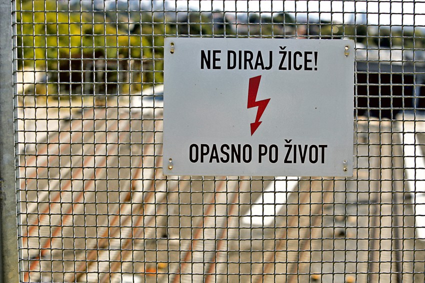 Deca imaju prirodnu potrebu da se istaknu u društvu, a u opasne situacije, poput penjanja na vagon, upuštaju se jer im je to neka vrsta izazova