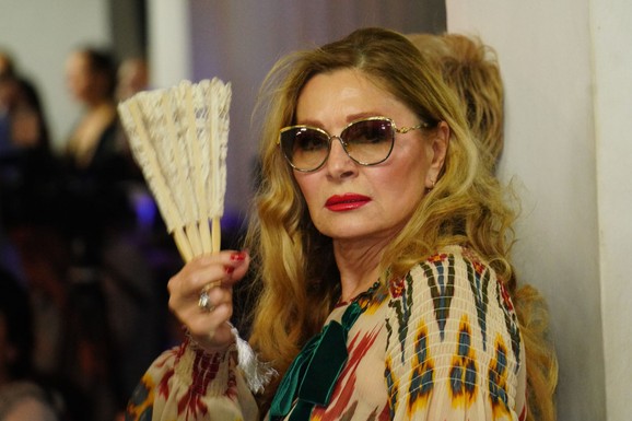 OVAJ POZNATI SRBIN JE SIN DANICE MAKSIMOVIĆ Zaprosio je tri decenije stariju maminu koleginicu: Fatalna glumica ga nije odbila