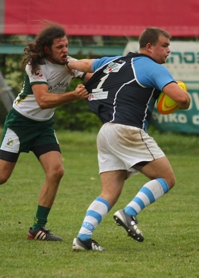 Mikołaj Radwan grający w rugby