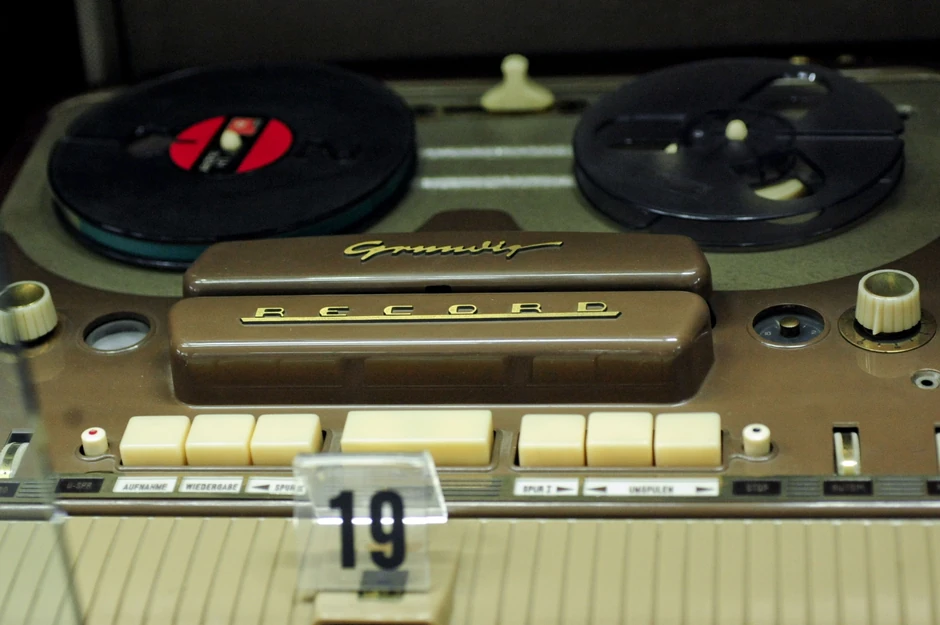 Stari model magnetofona za snimanje razgovora