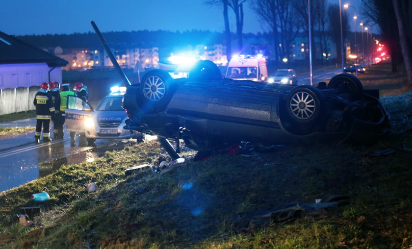 Rozwalił mazdę i uciekł. Ranni koledzy zostali w aucie 