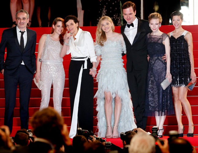 Reżyser Olivier Assayas oraz jego gwiazdy: Kristen Stewart, Juliette Binoche i Chloe Grace Moretz w Cannes