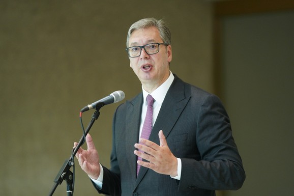 "KAMPANJA DEHUMANIZACIJE VUČIĆA UŠLA U TERMINALNU FAZU!" Gašić o lažnom naslovu na portalu N1 da je "fotografija Aleksandra Vučića u majici Belivukove navijačke grupe tema na suđenju klanu"